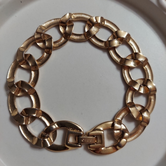 Monet Vintage Polished Gold Tone/Large Flat Oval Link Bracelet - Picture 7 of 8